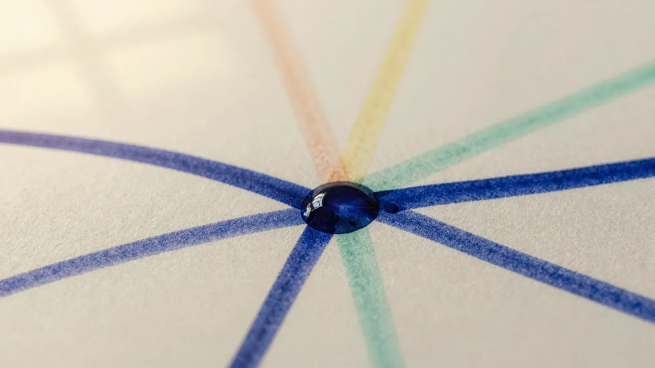 Close up: lines crossing at one point, the corner filled in with ink.